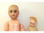 2 poupées usagées dont : une taille 10 , tête...