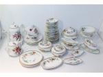Lot comprenant une dinette en porcelaine à décor floral (30...