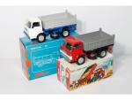 TEKNO, 2 camions Ford D-800 chassis court : 1 rouge/gris...