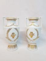 Paire de vases à anses en porcelaine de Paris à...