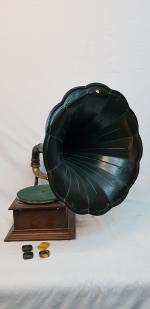 Phonographe à pavillon en bois, fonte et tôle - Début...