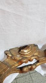Console en bois sculpté et doré, à décor de rubans,...