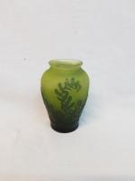 Établissements GALLÉ - Petit vase soliflore en verre multicouches vert...