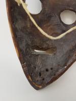 Masque en bois dur à ancienne patine d'usage noire laquée,...
