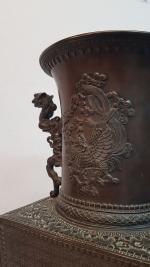 Vase en bronze à décor de personnages, oiseaux branchés et...