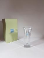 *Cristal de SEVRES - Vase cornet de section carrée, signé...