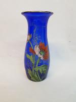 Vase balustre en verre bleu, émaillé de fleurs de pavots...