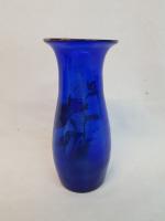 Vase balustre en verre bleu, émaillé de fleurs de pavots...