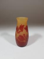 D'ARGENTAL - Vase en verre à décor floral rouge sur...