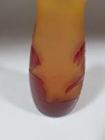 D'ARGENTAL - Vase en verre à décor floral rouge sur...