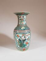 Vase de forme balustre à col évasé en porcelaine émaillée...