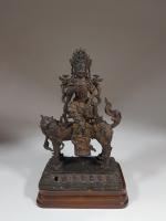 Statuette de Manjusri en bronze laqué or, assise en rajalilasana...