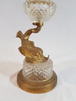 Vase décoratif en cristal taillé, monture et pied en bronze...