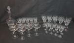Service de verre en cristal taillé comprenant : dix verres...