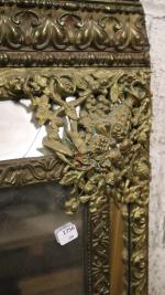 Grand miroir en cuivre et laiton repoussé à décor de...
