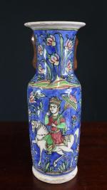 Vase en céramique lustrée à décor de cavaliers - Iran,...