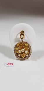 Un pendentif en or jaune 750e orné de perles de...