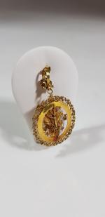 Un pendentif en or jaune 750e orné de perles de...