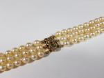 Bracelet souple composé de 3 rangs de perles de culture...