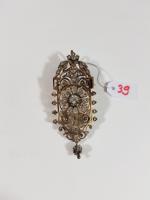 Broche-pendentif deux ors 750e - à décor central de "Marguerite"...