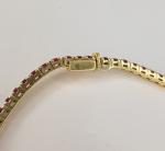 Bracelet ligne en or jaune 750e orné de rubis en...