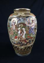 Vase en céramique de Satsuma à décor de scènes d'offrandes...