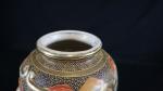 Vase en céramique de Satsuma à décor de scènes d'offrandes...