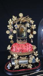 Ancien globe de mariée à décor floral en métal doré...