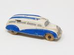 AUBURN RUBBER (USA, caoutchouc dur peint, 1937)
car aérodynamique De Soto...