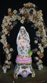 Vierge à l'Enfant en porcelaine de Paris polychrome - XXème...