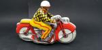 JOUETS MONT-BLANC (v.1960) une moto en tôle lithographiée rouge/jaune, dossard...