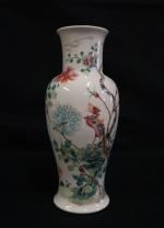 Vase balustre en porcelaine polychrome à décor de phénix branché...