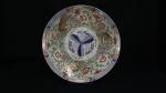 Grand plat en porcelaine polychrome à rare décor Imari de...