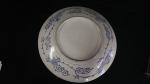Grand plat en porcelaine polychrome à rare décor Imari de...