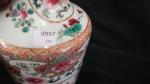 Vase balustre en porcelaine polychrome à décor de pivoines dans...