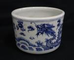 Vase tronconique en porcelaine à décor de deux dragons -...