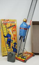 JOUETS MONT BLANC (v.1960) Automate pompier en tôle lithographiée qui...