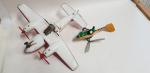 2 jouets en tôle en l'état :
JOUSTRA avion Rallye rouge,...