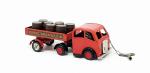 TRIANG-MINIC (Angleterre, tôle, v.1950) camion brasseur semi-remorque rouge , moteur...