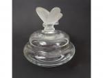 Cristal de SÈVRES - Une bonbonnière à décor de papillon...