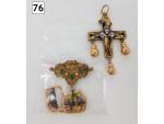 Une croix en or émaillé avec gourdes en suspension (divers...