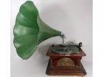 Un phonographe à pavillon en bois verni et tôle argentée...