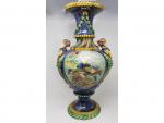 Un vase balustre en poterie vernissée polychrome - à décor...