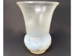 René Lalique (1860-1945)- vase modèle Lilas en verre moulé ...