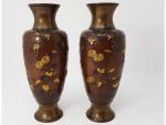 Une paire de vases en bronze - à décor de...