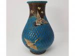 Un vase en céramique émaillée à décor de grues sur...