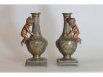 Une paire de vases en bronze à décor d'angelots, insectes...