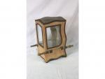 Une chaise à porteur miniature formant vitrine en bois et...