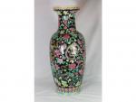 Un vase en porcelaine à décor de fleurs et dragons...