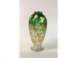 Un vase en cristal taillé vert et blanc - à...